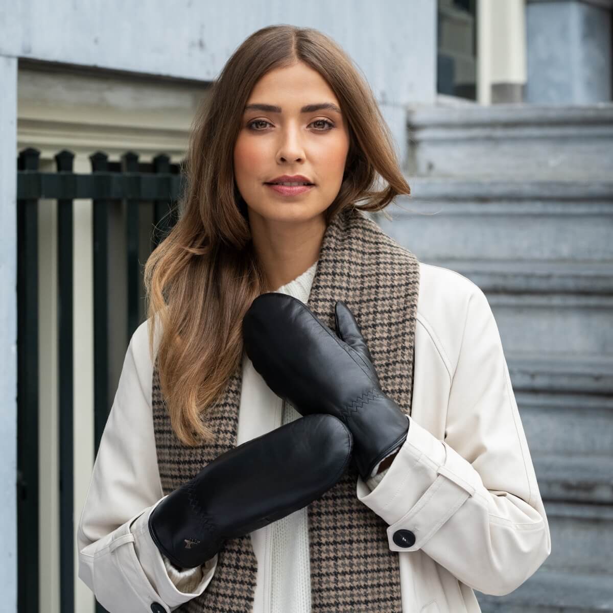 Mia – stylish leather mittens with luxurious lambswool lining & touchscreen feature - Schwartz & von Halen - US - 5