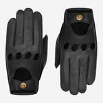 Zwarte leren auto handschoenen voor dames, voor- en achterkantweergave met ventilatieopeningen en klassieke bronzen drukknoopsluiting.