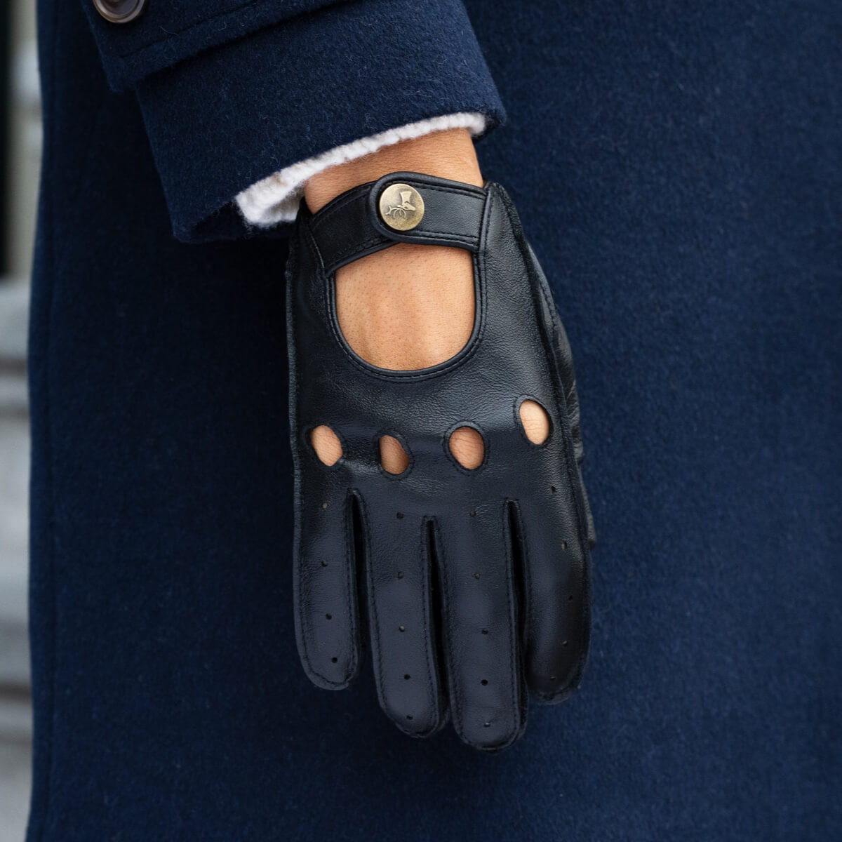 Detailweergave van Schwartz & von Halen zwarte leren auto handschoenen voor dames, met verfijnde stiksels en open knokkels voor extra ventilatie.
