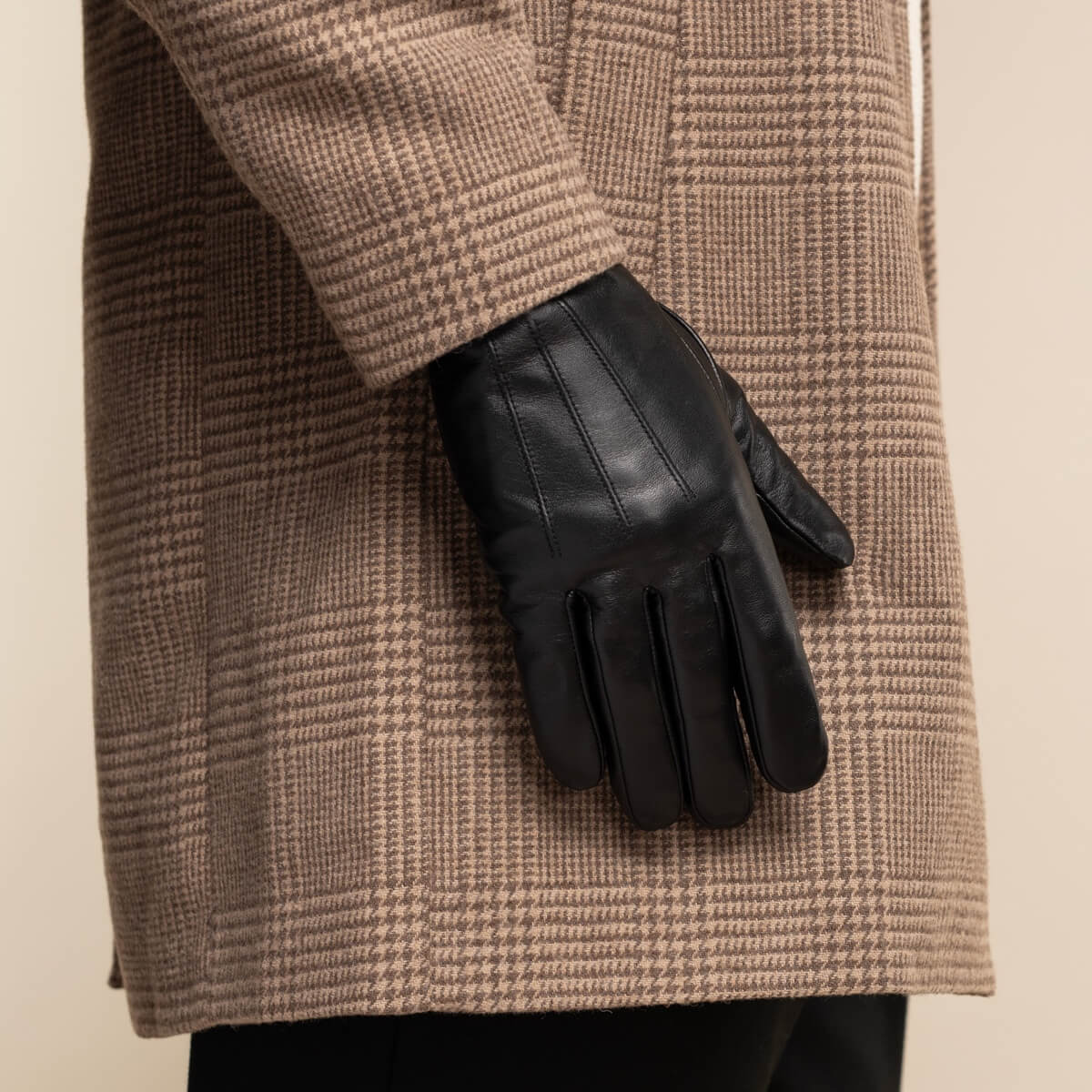 James (black) - classic sheepskin leather gloves with luxurious cashmere lining & touchscreen feature - Schwartz & von Halen - US - 7