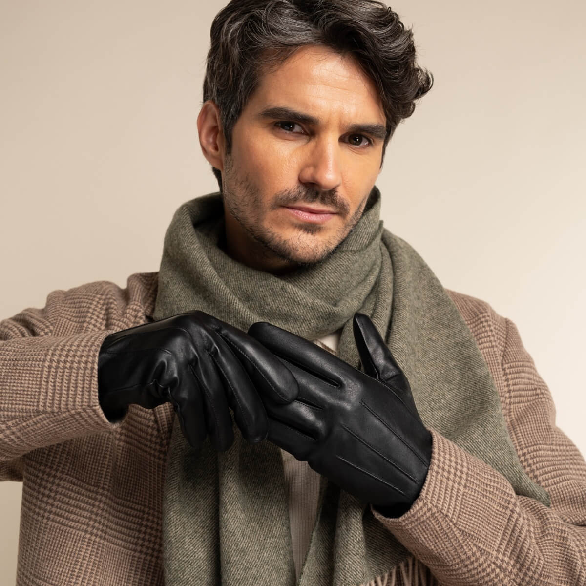 James (black) - classic sheepskin leather gloves with luxurious cashmere lining & touchscreen feature - Schwartz & von Halen - US - 13