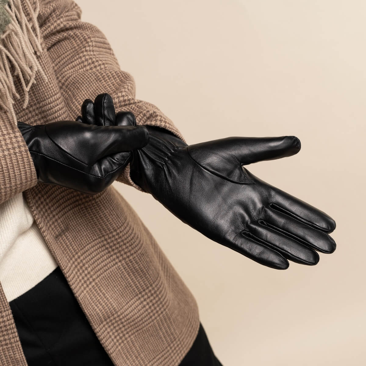 James (black) - classic sheepskin leather gloves with luxurious cashmere lining & touchscreen feature - Schwartz & von Halen - US - 14