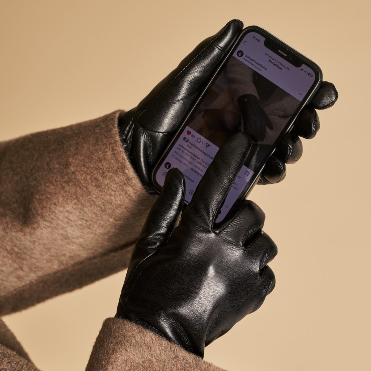 Luna - vegan leather gloves with warm fleece lining & touchscreen feature - Schwartz & von Halen - US - 4