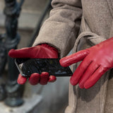 Ivy (red) – sheepskin leather gloves with wool/cashmere lining & touchscreen feature - Schwartz & von Halen - US - 5