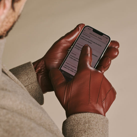 Alexander (brown) - Men’s lambskin leather gloves with luxurious rabbit fur lining and touchscreen feature - Schwartz & von Halen - US - 4