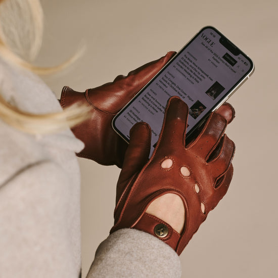 Alexis (cognac) – Classic women's lambskin driving gloves with touchscreen feature- Schwartz & von Halen - US - 2