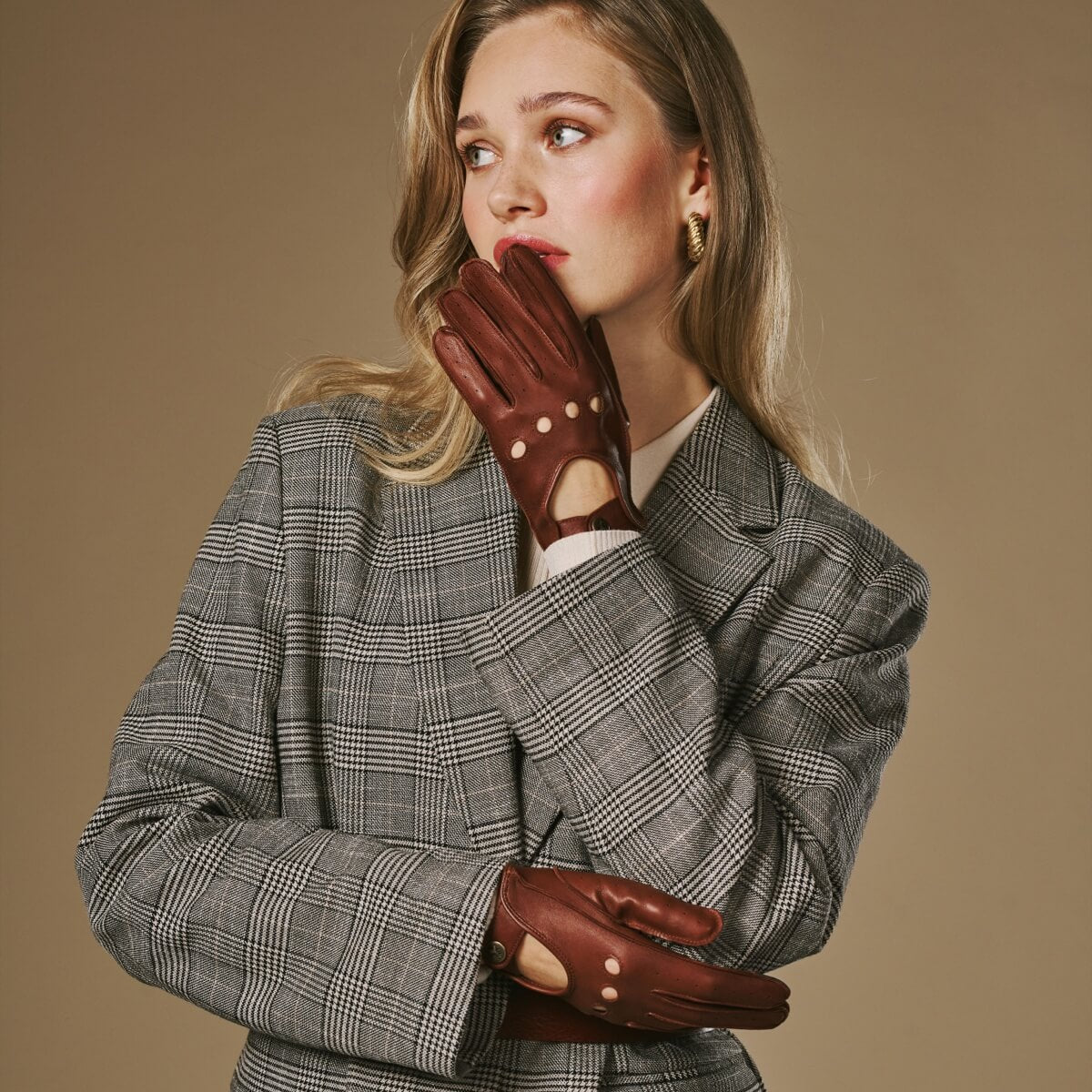Alexis (cognac) – Classic women's lambskin driving gloves with touchscreen feature- Schwartz & von Halen - US - 3