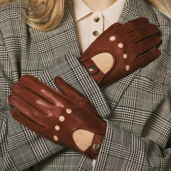 Alexis (cognac) – Classic women's lambskin driving gloves with touchscreen feature- Schwartz & von Halen - US - 4