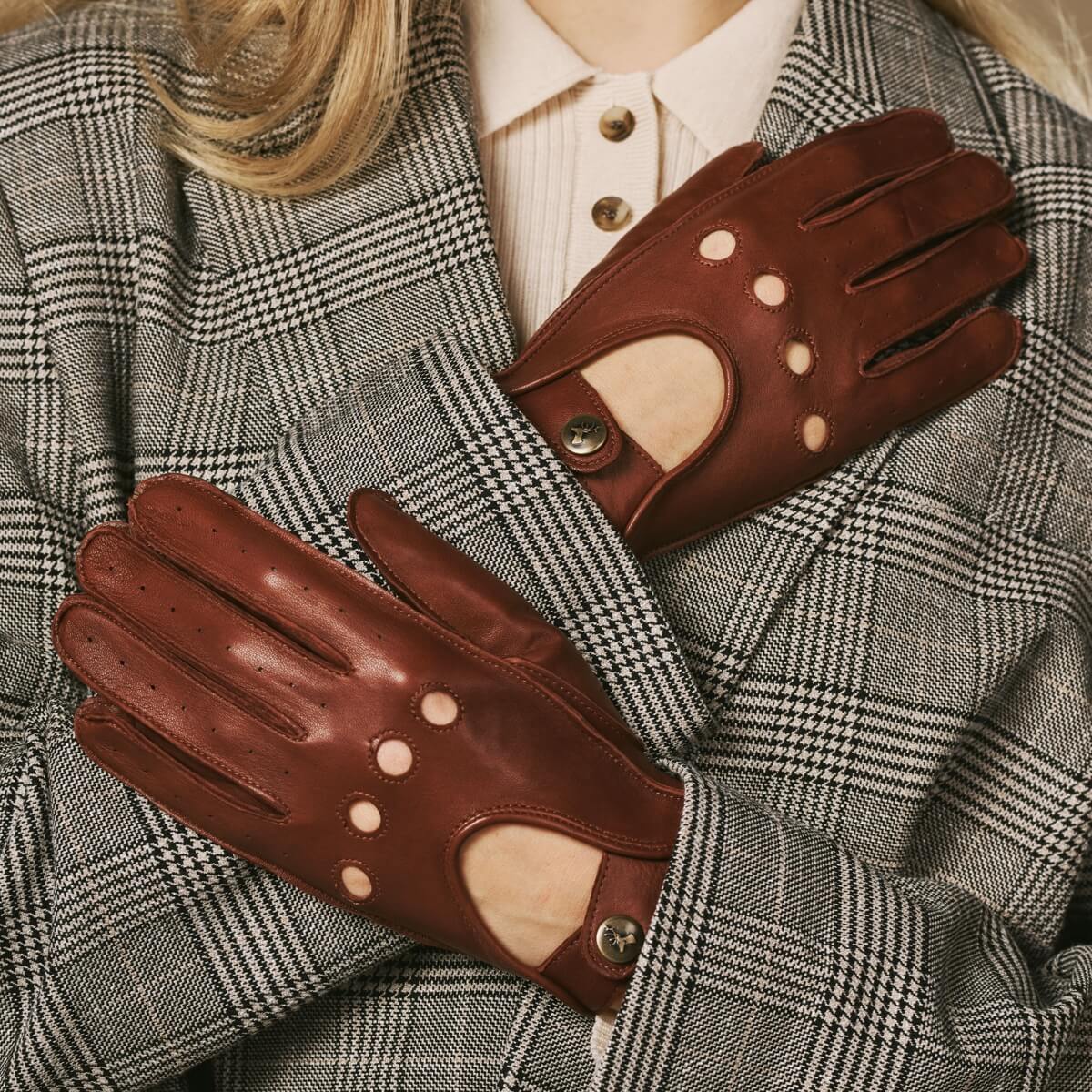 Alexis (cognac) – Classic women's lambskin driving gloves with touchscreen feature- Schwartz & von Halen - US - 4