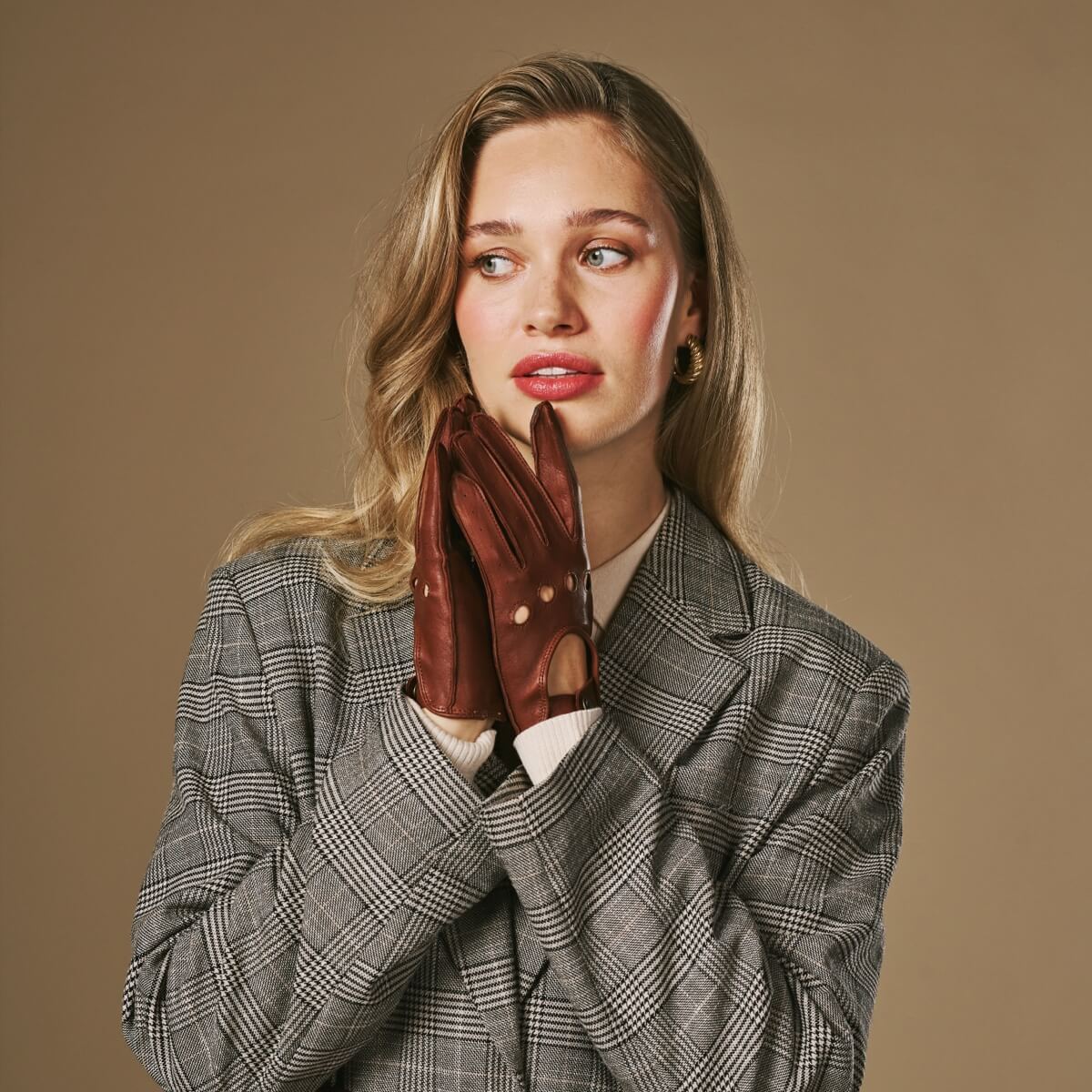 Alexis (cognac) – Classic women's lambskin driving gloves with touchscreen feature- Schwartz & von Halen - US - 5