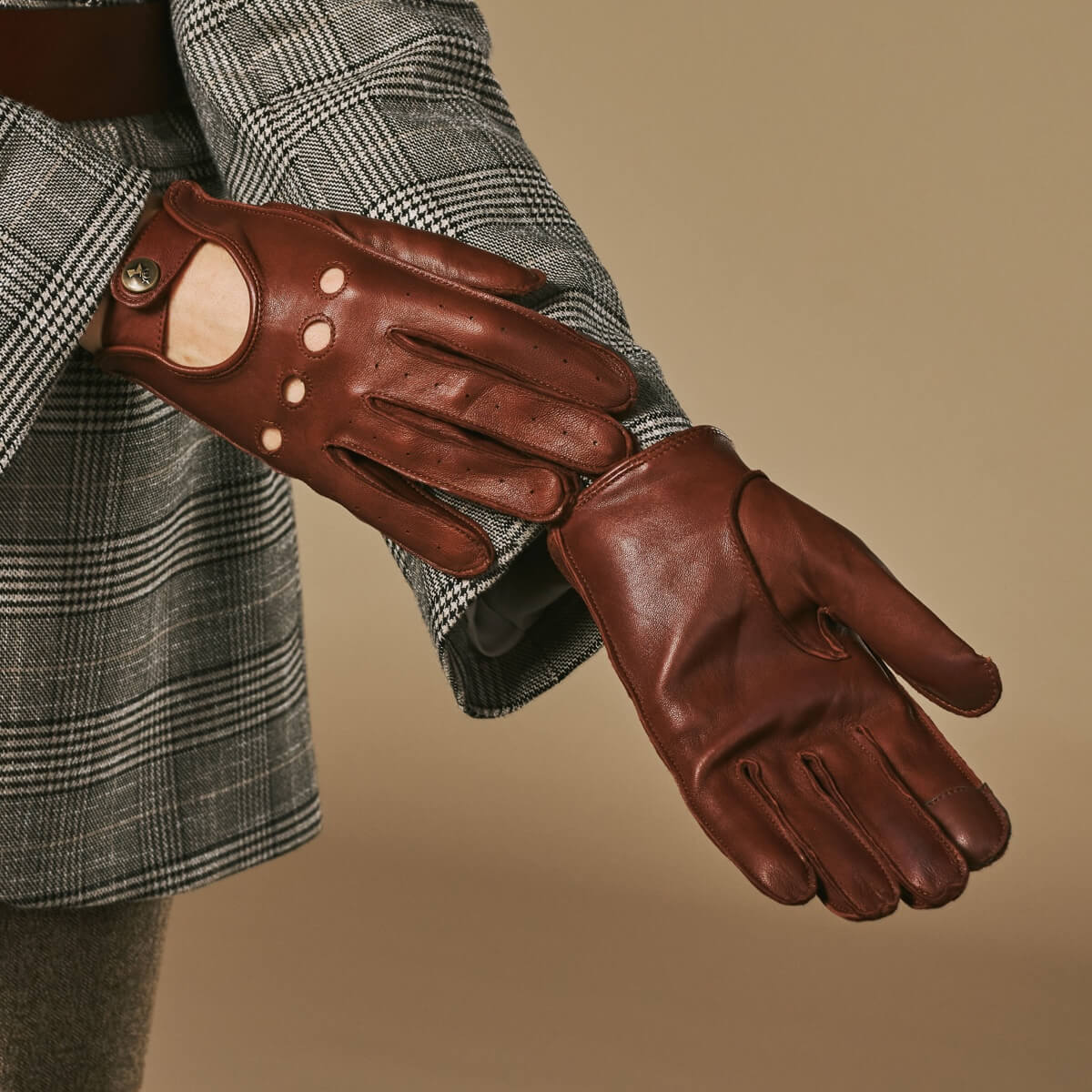 Alexis (cognac) – Classic women's lambskin driving gloves with touchscreen feature- Schwartz & von Halen - US - 6