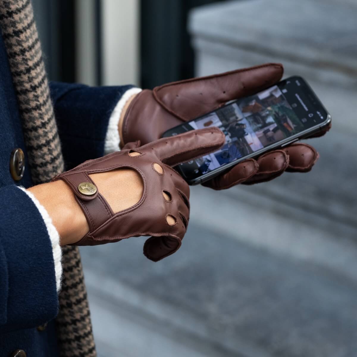 Alexis (brown) – Classic women's lambskin driving gloves with touchscreen feature- Schwartz & von Halen - US - 4