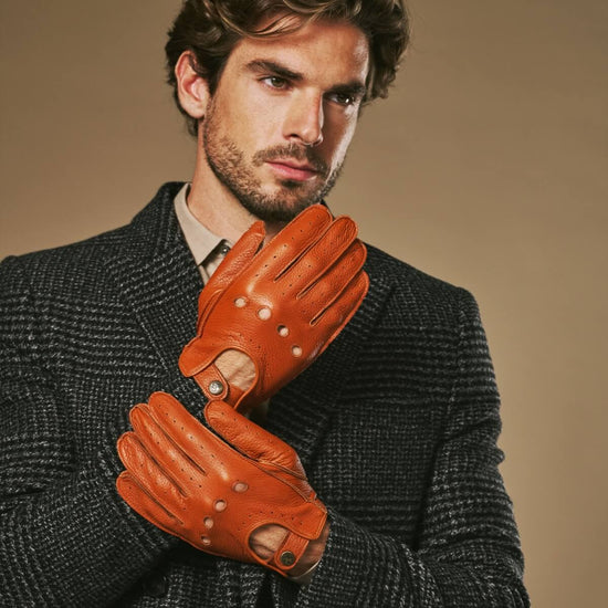 Austin (cognac) – Luxurious men's driving gloves made of American deerskin leather- Schwartz & von Halen - US - 1