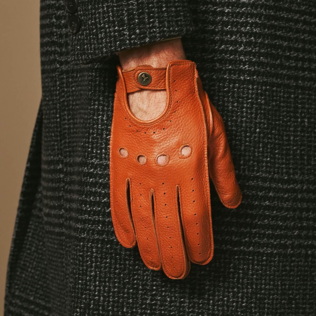 Austin (cognac) – Luxurious men's driving gloves made of American deerskin leather- Schwartz & von Halen - US - 2