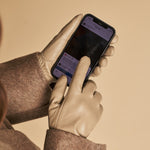 Ivy (beige) – sheepskin leather gloves with wool/cashmere lining & touchscreen feature  - Schwartz & von Halen - US - 4