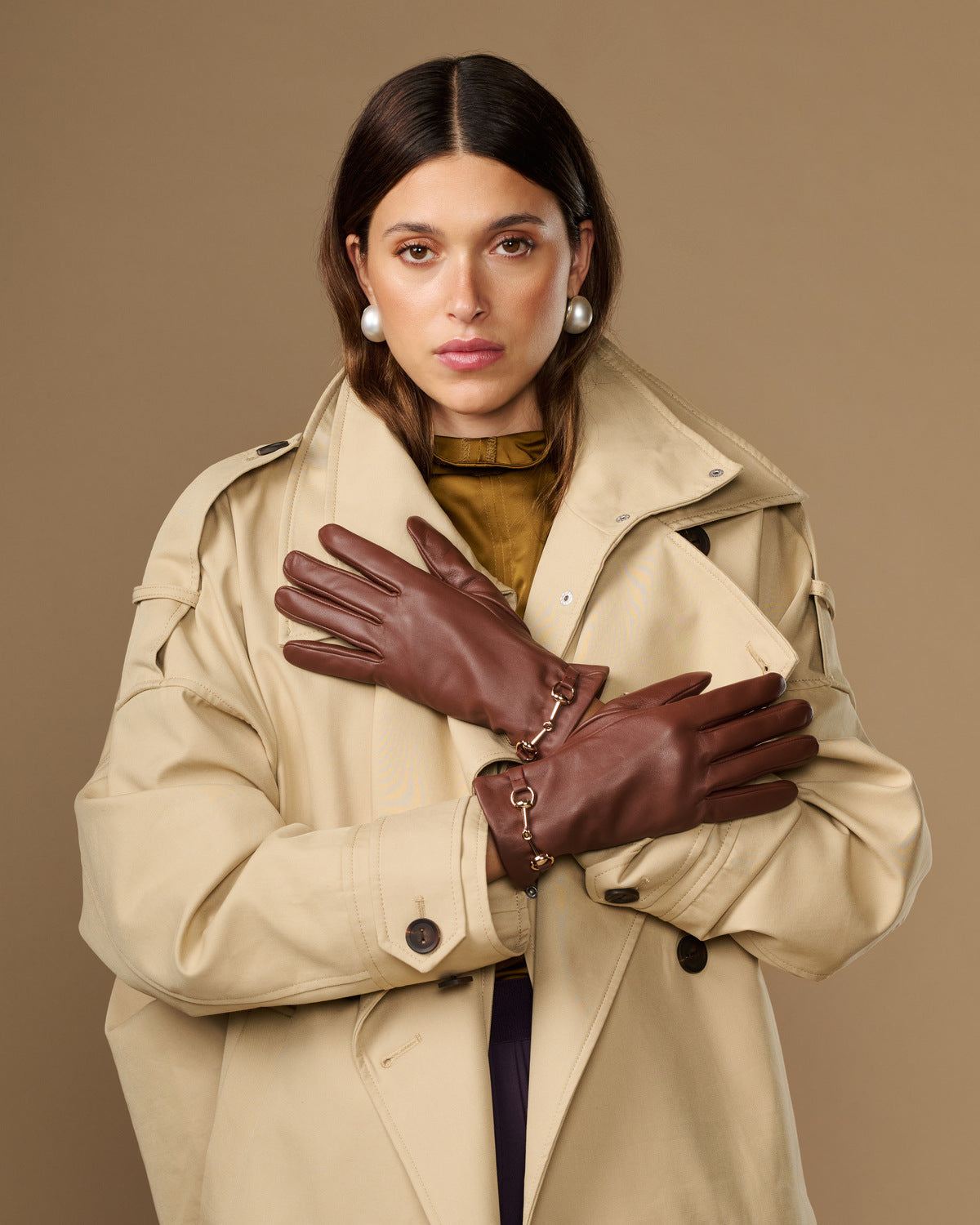 Brown lambskin leather gloves with gold-tone buckle, touchscreen, cashmere lining
