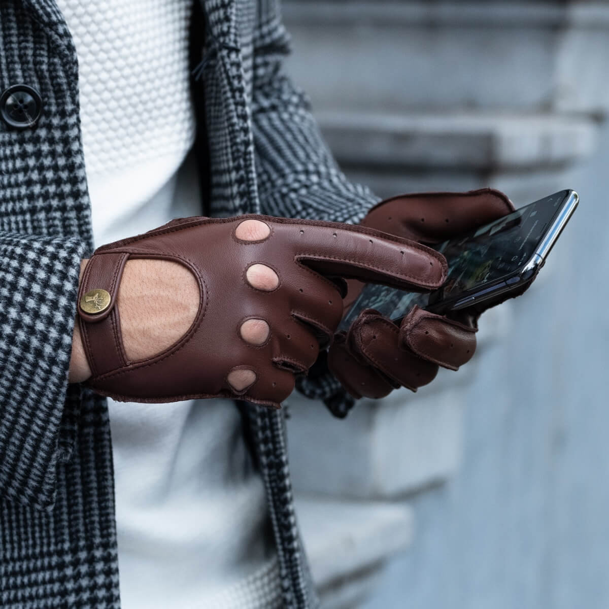 Gosling - brown – Classic men's lambskin driving gloves with touchscreen feature - Schwartz & von Halen - US - 4