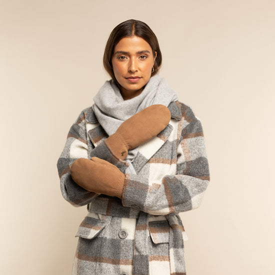 Hailey (camel) - suede goatskin mittens with luxurious sheep fur lining - Schwartz & von Halen - US - 6