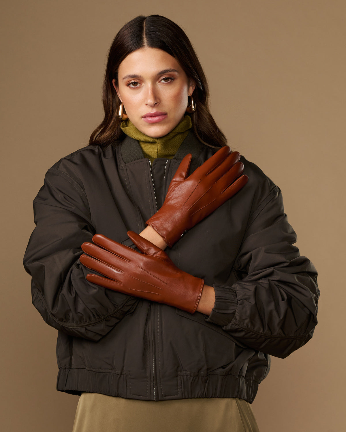 Women’s cognac leather gloves with fur-lined cuffs and snug wrist fit