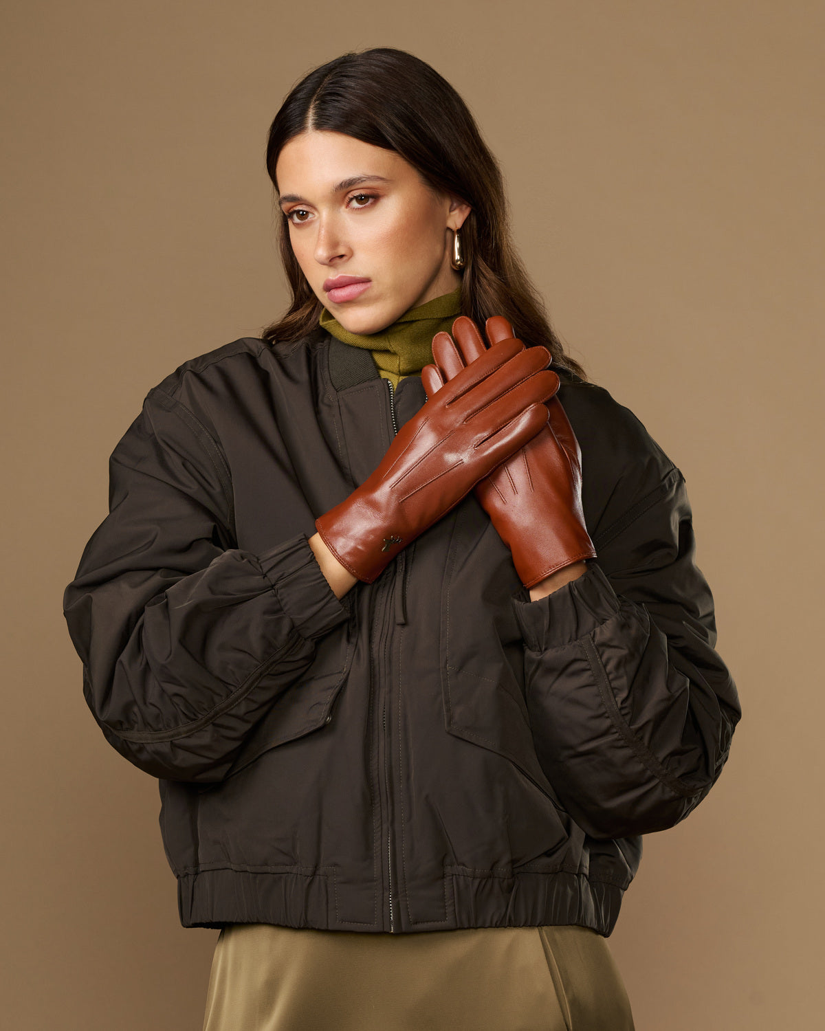Women’s cognac leather gloves with fur-lined cuffs and comfortable wrist opening