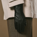 Josephine (black) – Basketweave pattern gloves with wool lining and touchscreen feature