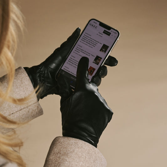 Lauren (black) - Women’s lambskin leather gloves with silk lining and touchscreen feature