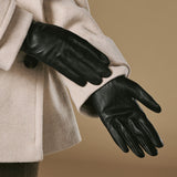 Lauren (black) - Women’s lambskin leather gloves with silk lining and touchscreen feature
