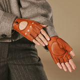 Robyn (cognac) – Luxurious women's fingerless driving gloves made of American deerskin leather