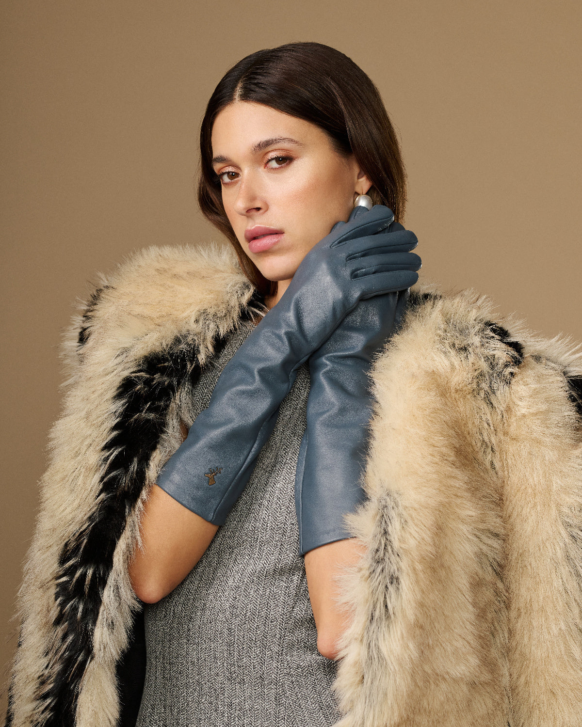 Women’s grey below-elbow leather gloves with long cuffs and close hand fit