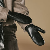 Veronica (black) - Women’s lambskin leather mittens with faux fur lining and touchscreen feature