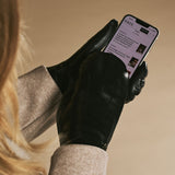 Veronica (black) - Women’s lambskin leather mittens with faux fur lining and touchscreen feature