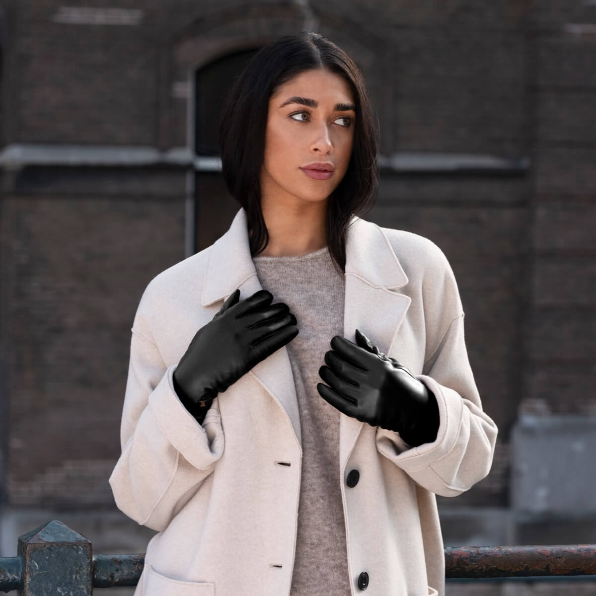 Ivy (black) – sheepskin leather gloves with wool/cashmere lining & touchscreen feature - Schwartz & von Halen - US - 9
